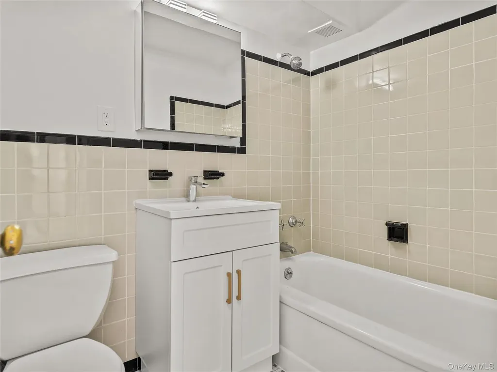 21-66 33rd Road Astoria NY 11106