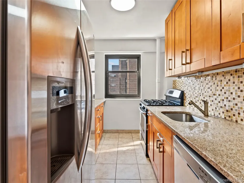 21-66 33rd Road Astoria NY 11106