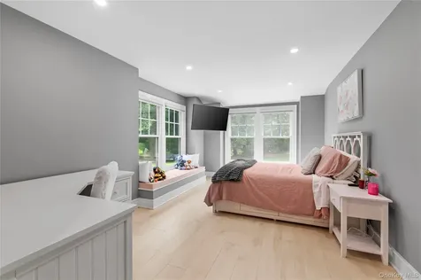 40 Coves Run Syosset NY 11791