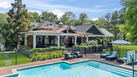 40 Coves Run Syosset NY 11791