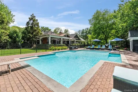 40 Coves Run Syosset NY 11791