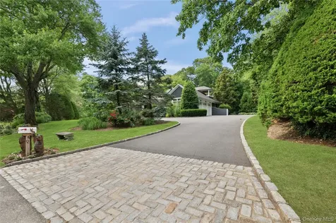 40 Coves Run Syosset NY 11791