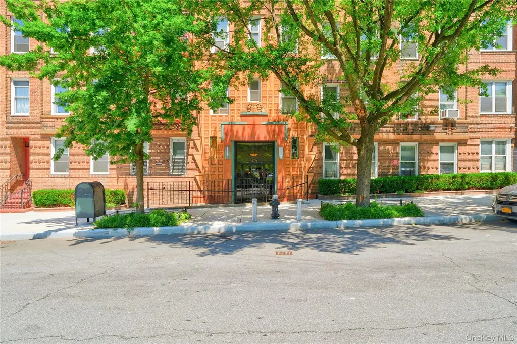 601 Pelham Parkway N Bronx NY 10467
