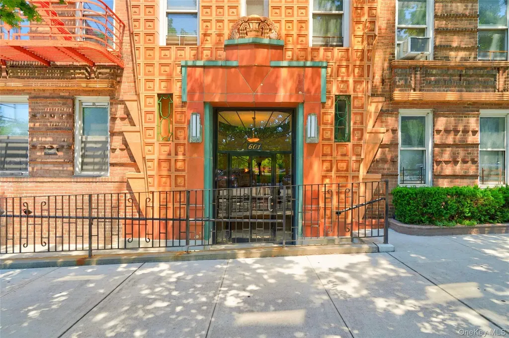 601 Pelham Parkway N Bronx NY 10467