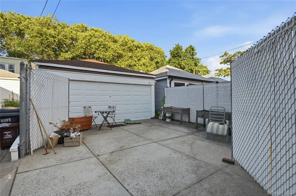 Glendale NY 11385