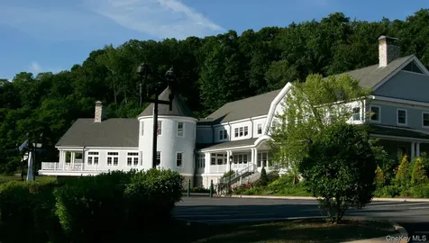 54 Snake Hill Road Cold Spring Harbor NY 11724