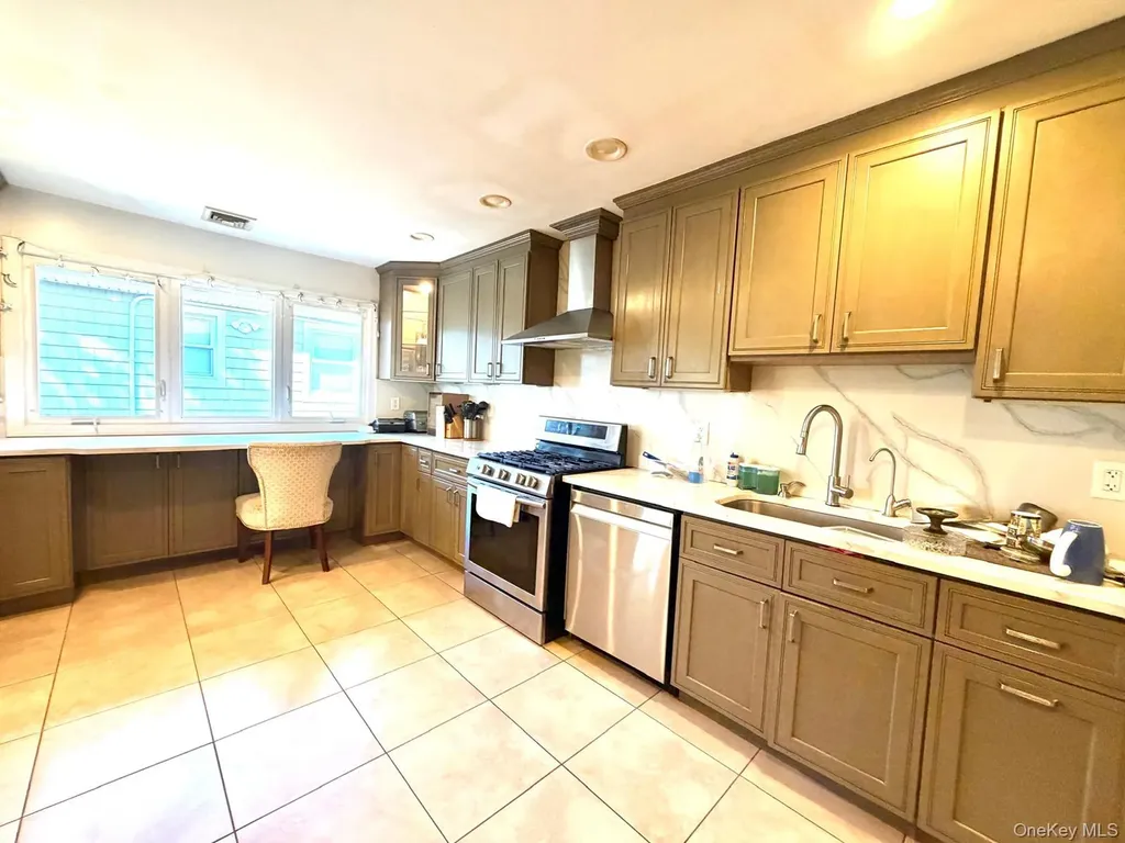 906 Park Court North Woodmere NY 11581
