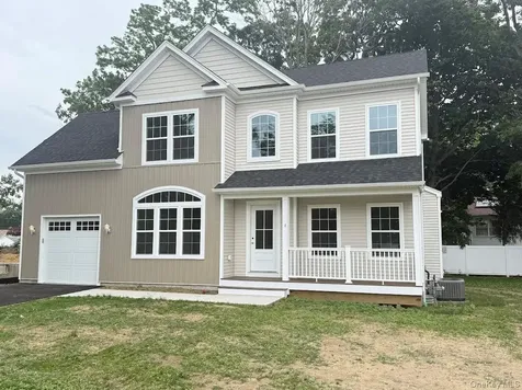 8 Gail Grace Court Copiague NY 11726