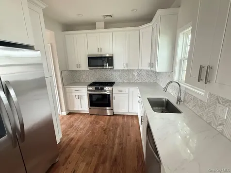 8 Gail Grace Court Copiague NY 11726