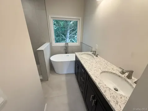 8 Gail Grace Court Copiague NY 11726