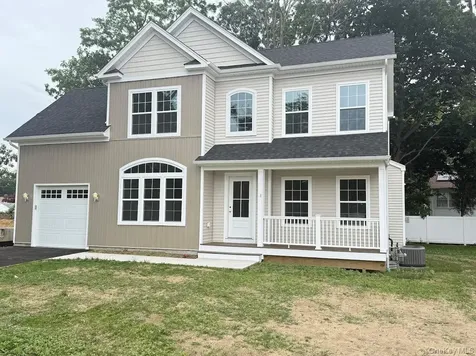 8 Gail Grace Court Copiague NY 11726