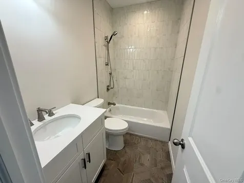 8 Gail Grace Court Copiague NY 11726