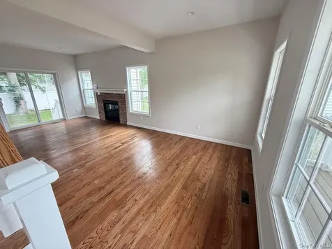 8 Gail Grace Court Copiague NY 11726