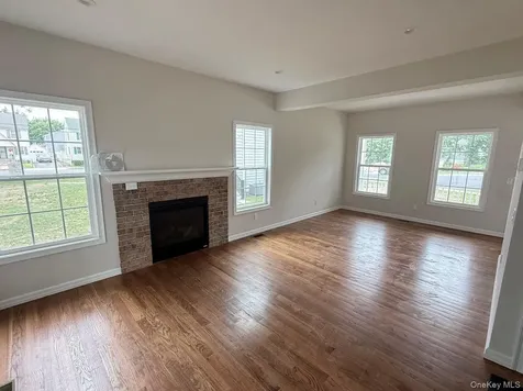 8 Gail Grace Court Copiague NY 11726