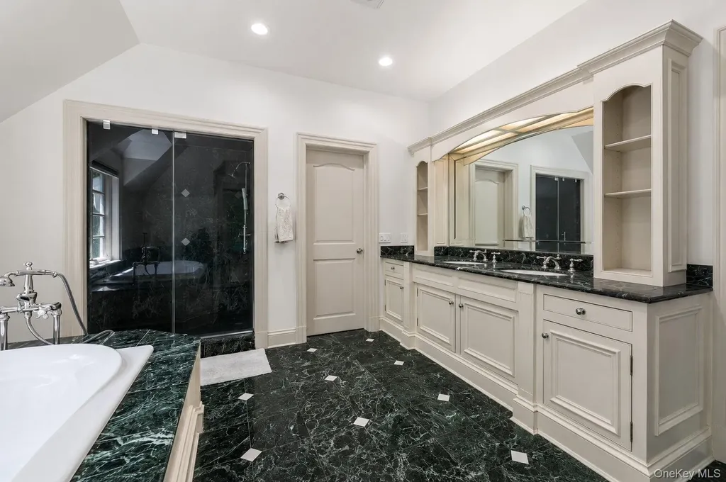 11 Oak Hill Road Lloyd Harbor NY 11743