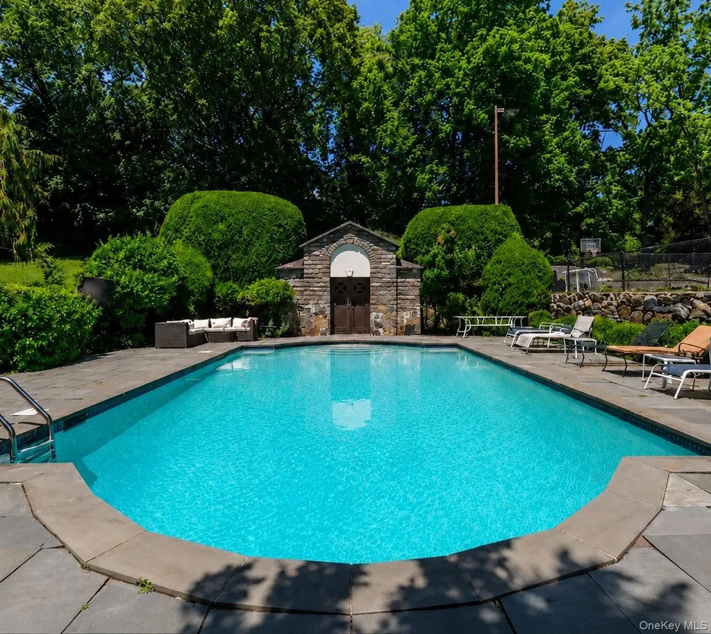 11 Oak Hill Road Lloyd Harbor NY 11743