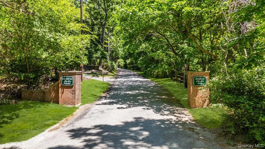 11 Oak Hill Road Lloyd Harbor NY 11743