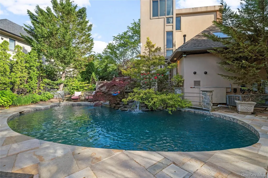 122 Lawrence Avenue Lawrence NY 11559