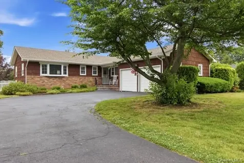 825 Karshick Street Bohemia NY 11716