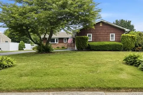 825 Karshick Street Bohemia NY 11716