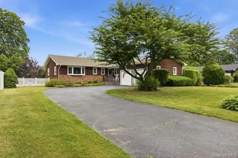 825 Karshick Street Bohemia NY 11716