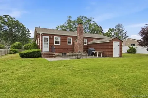 825 Karshick Street Bohemia NY 11716