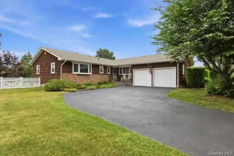 825 Karshick Street Bohemia NY 11716