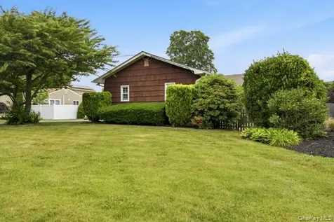825 Karshick Street Bohemia NY 11716