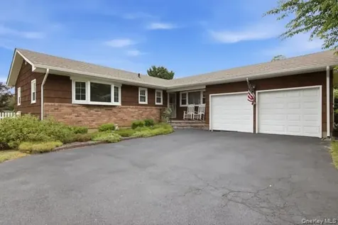 825 Karshick Street Bohemia NY 11716