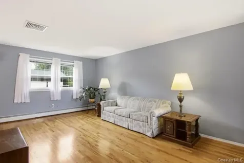 825 Karshick Street Bohemia NY 11716