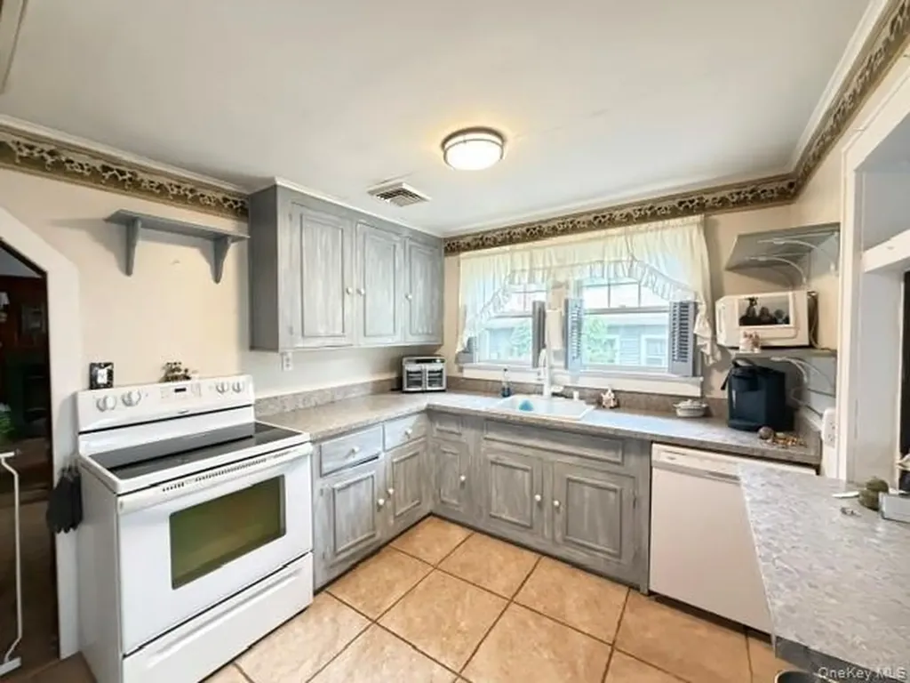 15 Kew Drive Sound Beach NY 11789