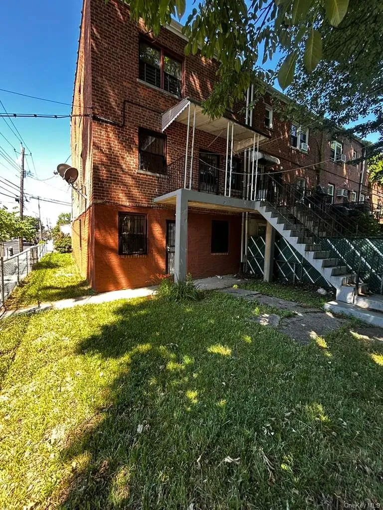 1149 East 219th Street Bronx NY 10469