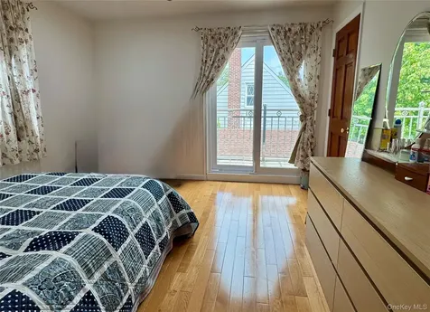 76-53 271st Street New Hyde Park NY 11040