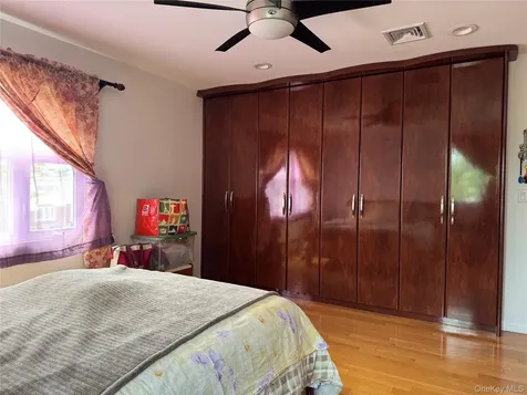 76-53 271st Street New Hyde Park NY 11040