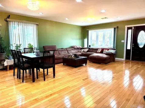 76-53 271st Street New Hyde Park NY 11040