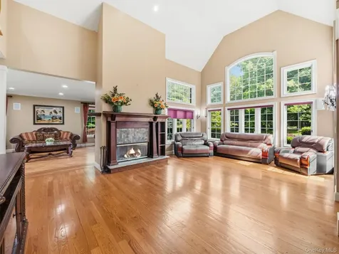 637 S Mountain Road New City NY 10956