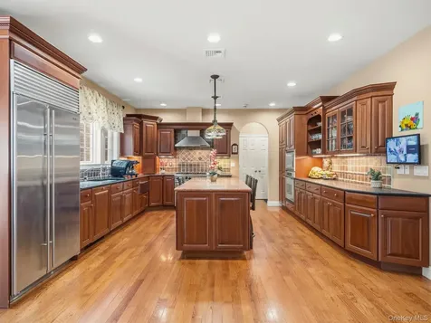 637 S Mountain Road New City NY 10956