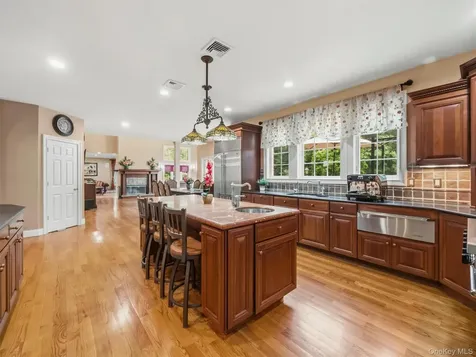 637 S Mountain Road New City NY 10956