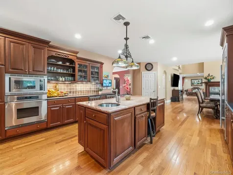 637 S Mountain Road New City NY 10956