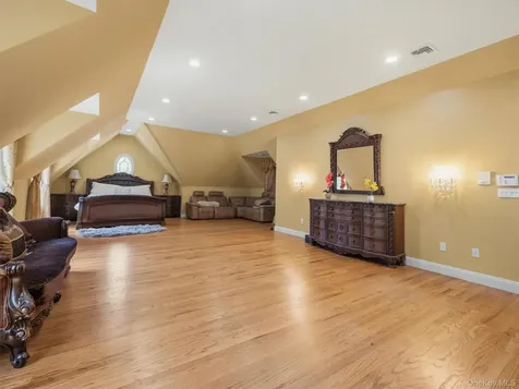 637 S Mountain Road New City NY 10956