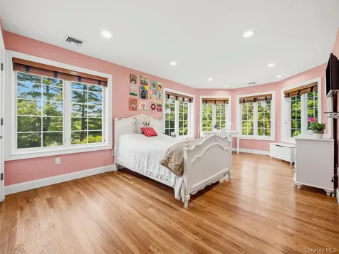 637 S Mountain Road New City NY 10956