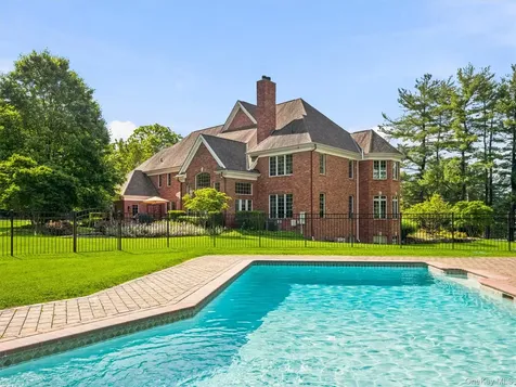 637 S Mountain Road New City NY 10956
