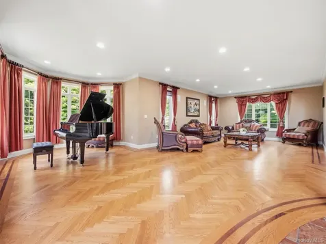 637 S Mountain Road New City NY 10956