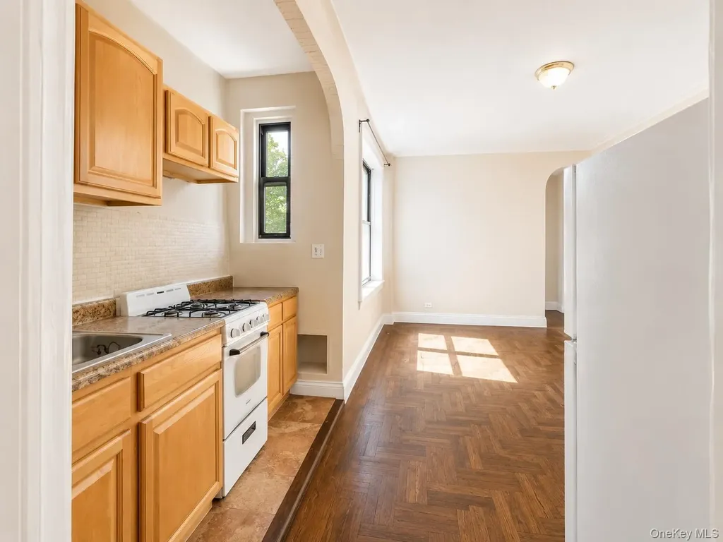 700 Oakland Place Bronx NY 10457