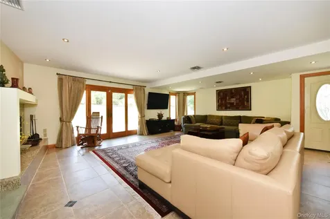 3 Joy Drive Manhasset Hills NY 11040