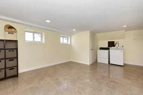 3 Joy Drive Manhasset Hills NY 11040