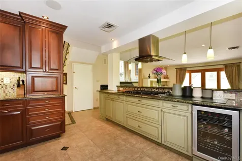 3 Joy Drive Manhasset Hills NY 11040