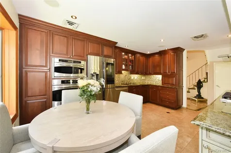 3 Joy Drive Manhasset Hills NY 11040
