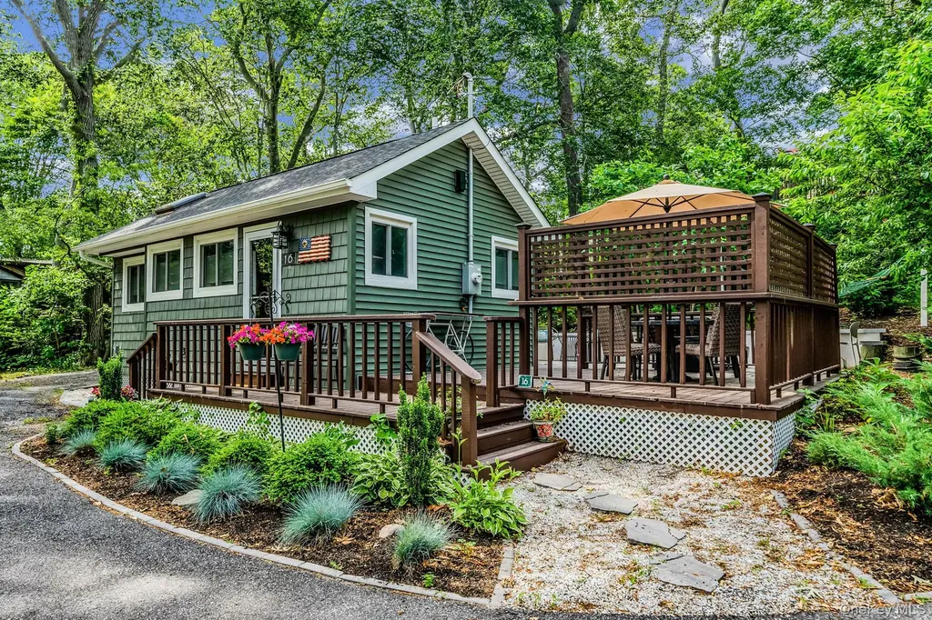 356 Oakleigh Avenue Baiting Hollow NY 11933