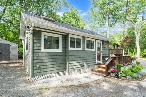 356 Oakleigh Avenue Baiting Hollow NY 11933